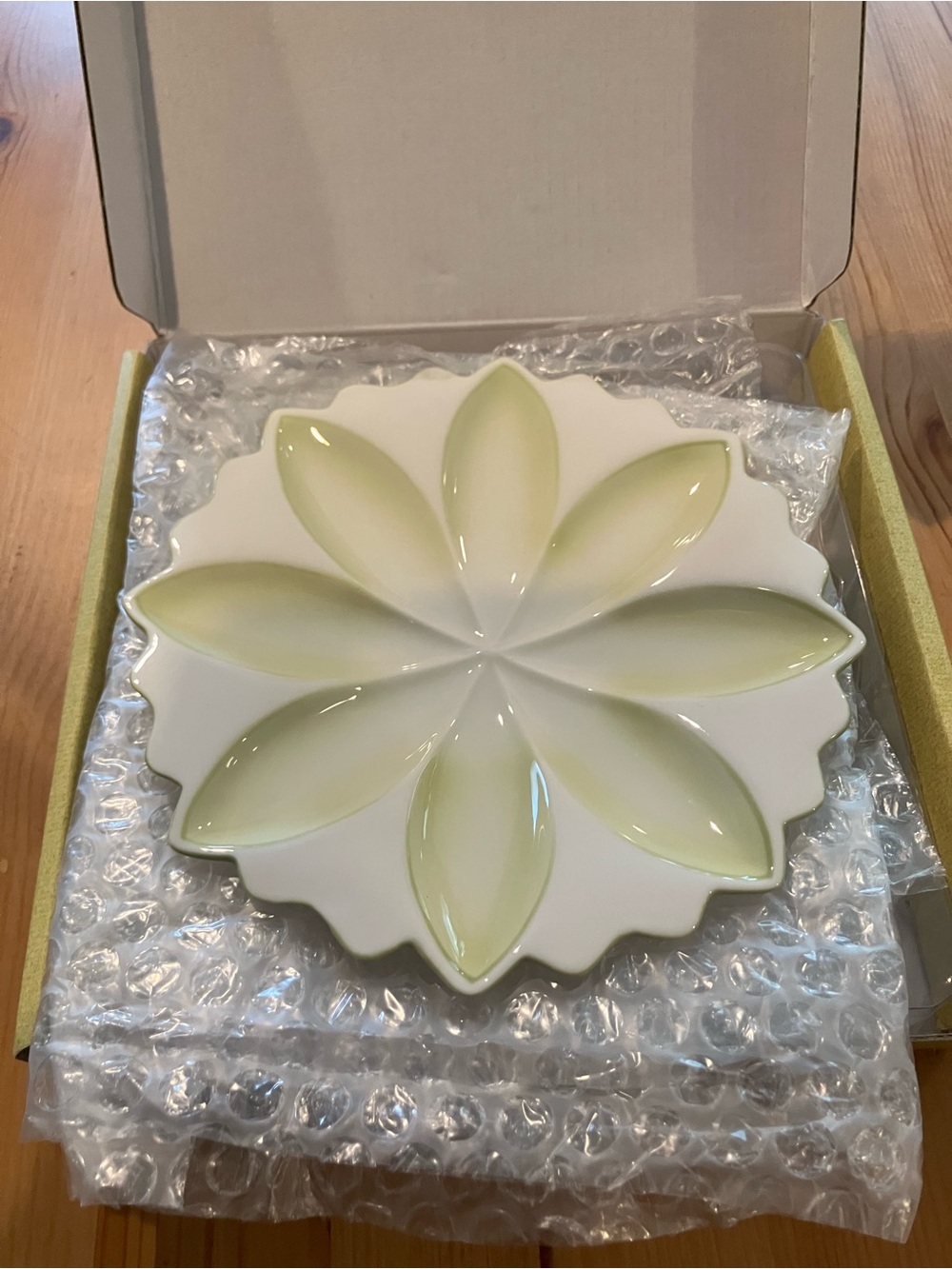 NEW Villeroy & Boch 1748 Ceramic Petal Serving Dish with Soft Green Accents Rare